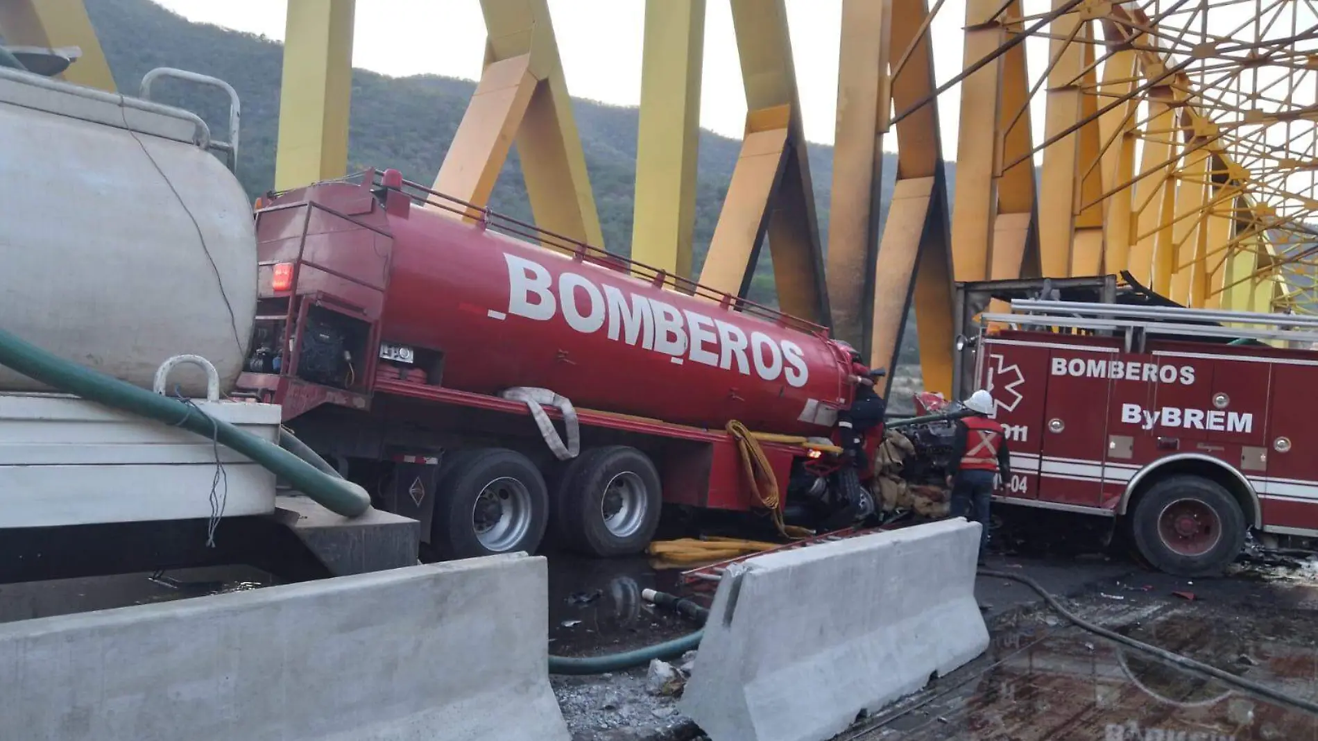 Pipa de bomberos en accidente en la Siglo XXI